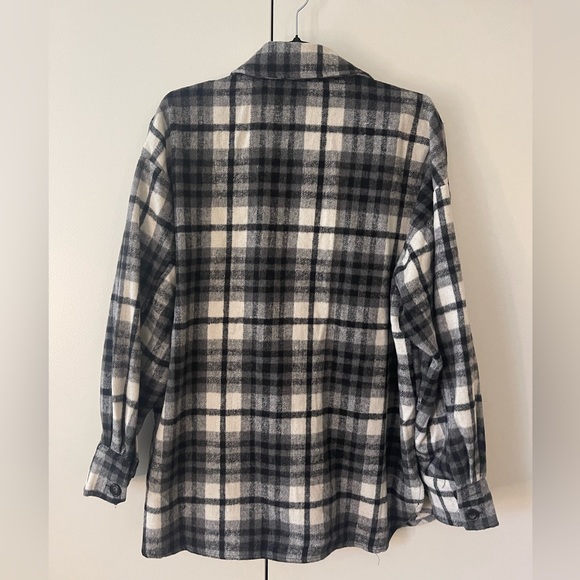 ON TIME BLACK AND WHITE PLAID SHACKET - Picture 7 of 8